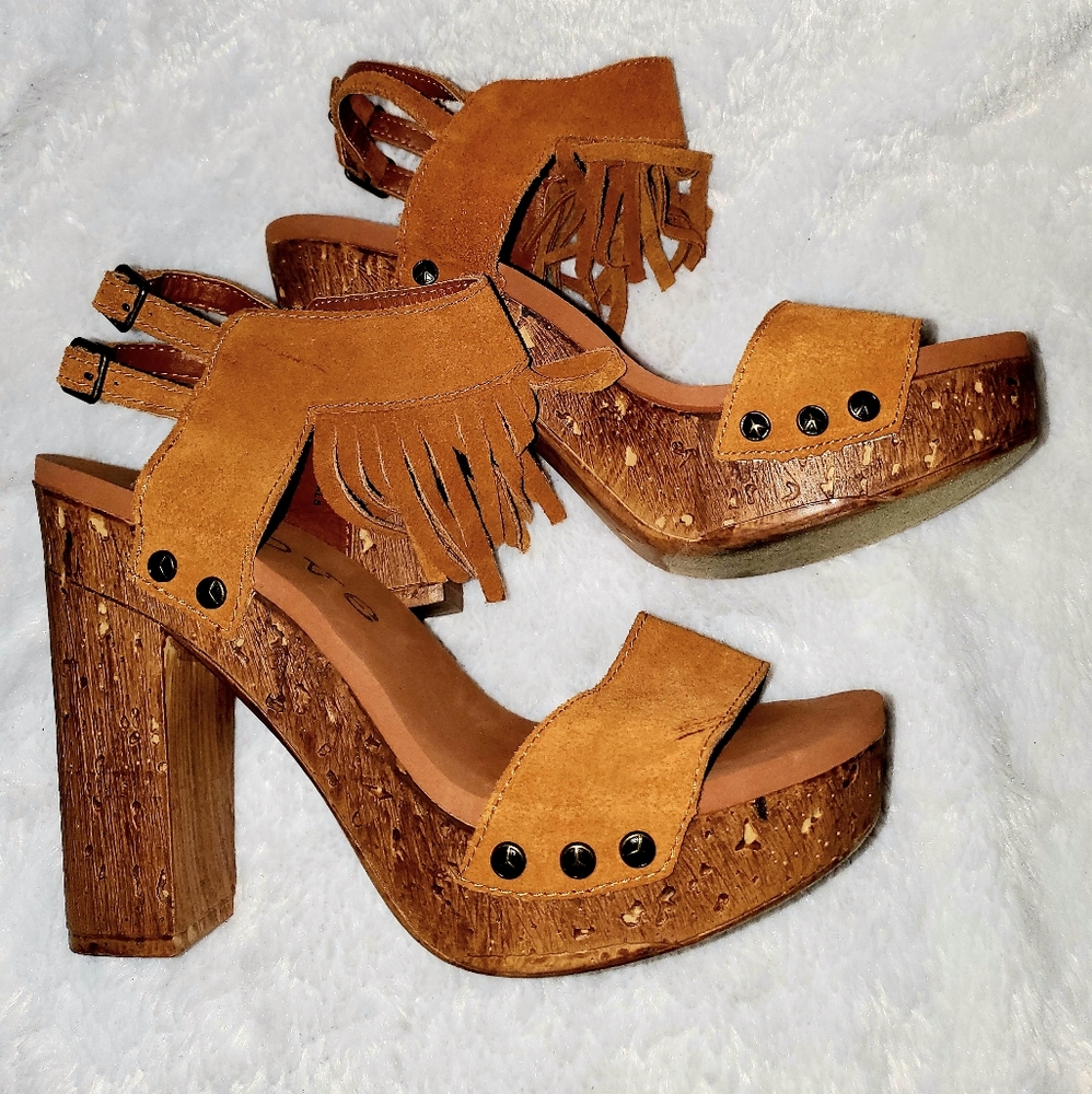 Groove heels